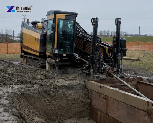 Crawler horizontal directional drill aligned at entry pit