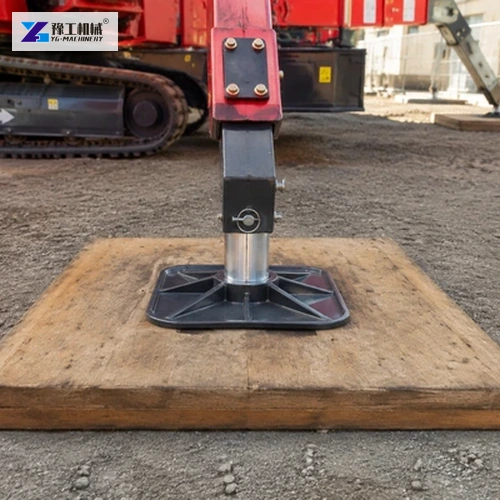 Spider crane outrigger foot centered on support mat