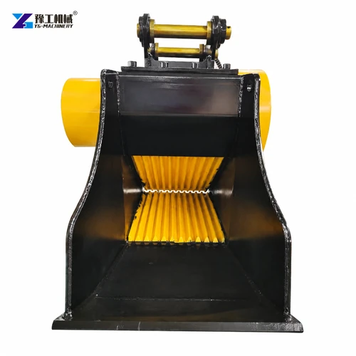 Crusher bucket feed opening and crushing plates
